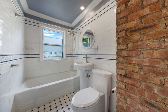 Building Photo - 507 W Wesley St