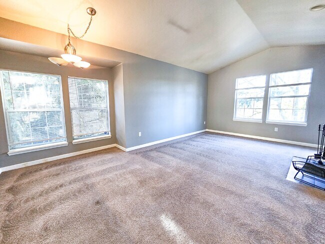Building Photo - Coming Soon! Cozy top floor 2 Bed, 2 Bath ...