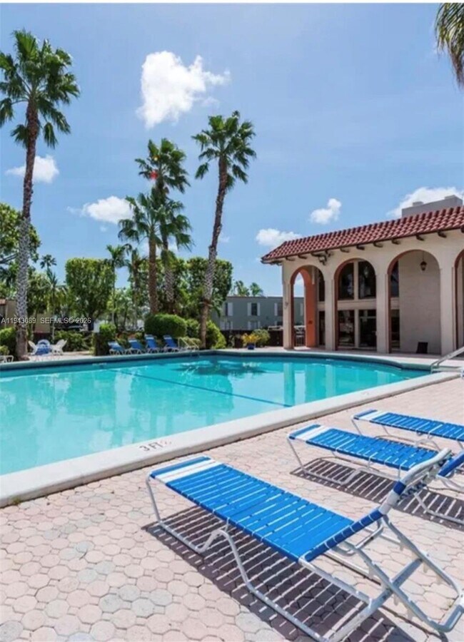 Building Photo - 10820 N Kendall Dr