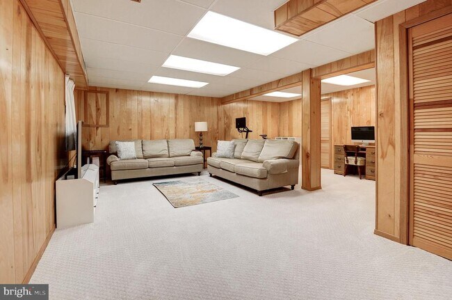 Building Photo - 8805 Honeybee Ln