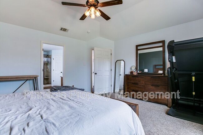 Building Photo - 5022 Red Oak Ln