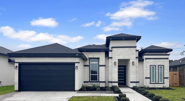 Building Photo - Stunning - 3 b/2.5 bath Home - Don't Miss Out!