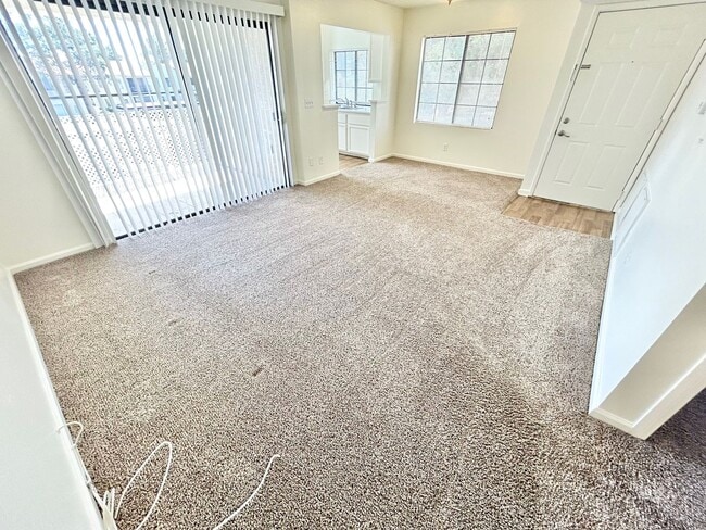 Building Photo - ADORABLE UPSTAIRS CONDO! 2 BEDROOM / 2 FUL...