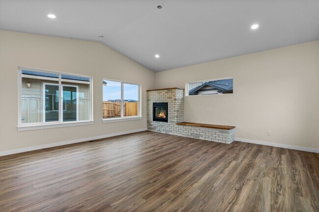 Building Photo - 899 NE Discovery Loop