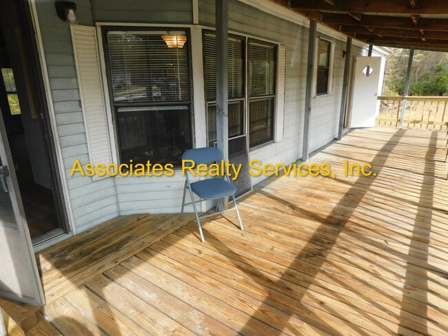 Building Photo - Secluded home in the country!