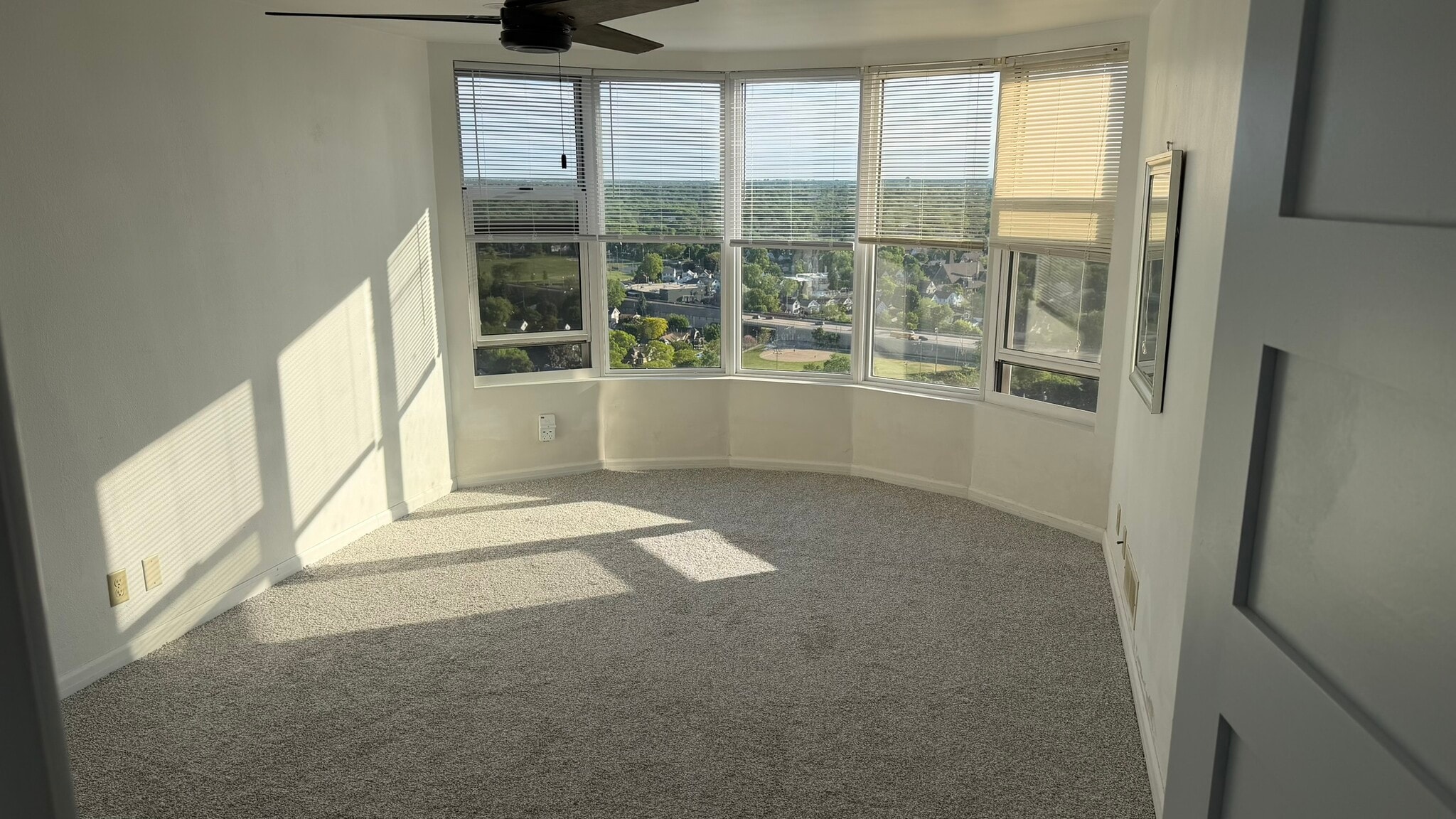 Building Photo - 2525 S Shore Dr