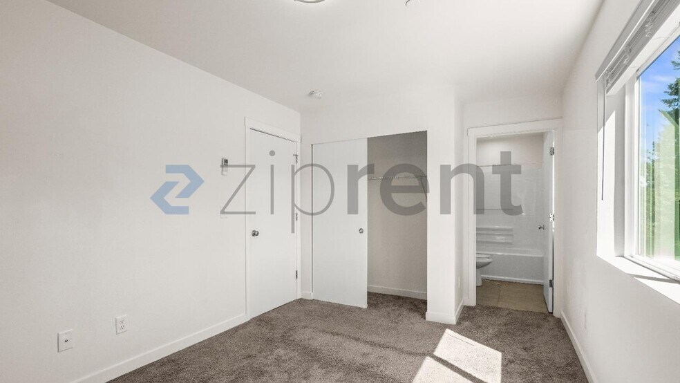 Building Photo - Unit C101