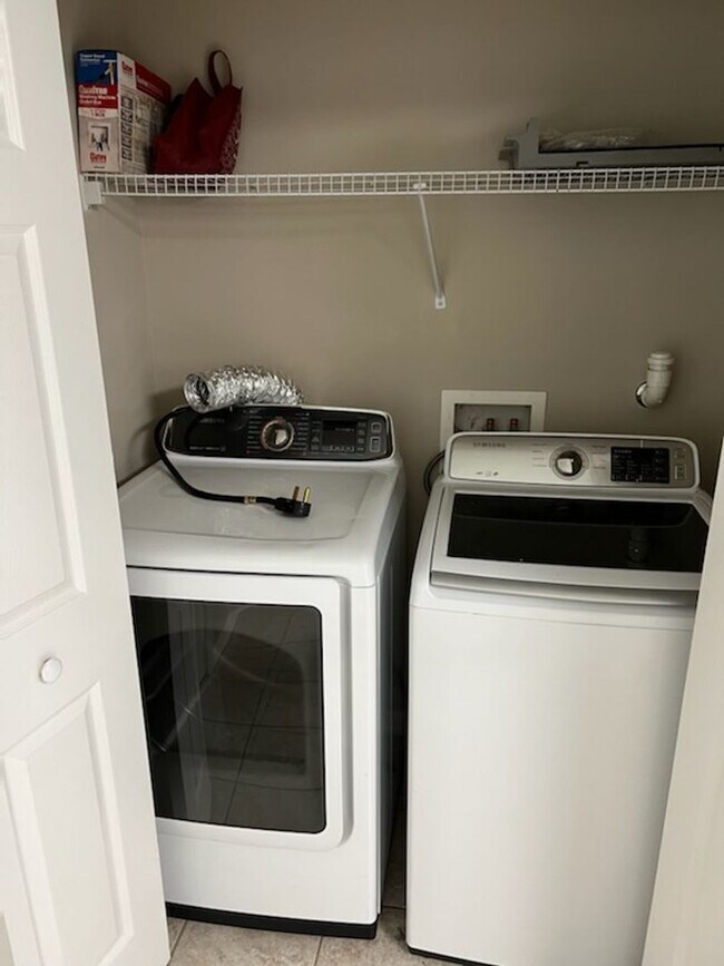Building Photo - Three Bedroom Two 1/2 Bath condo in SW Hai...