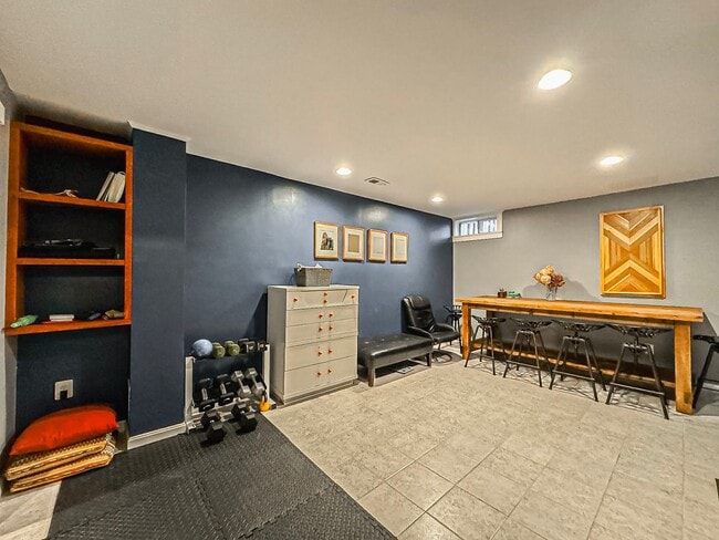 Building Photo - Light-filled and Spacious 3 Bed 2 Bath Tow...