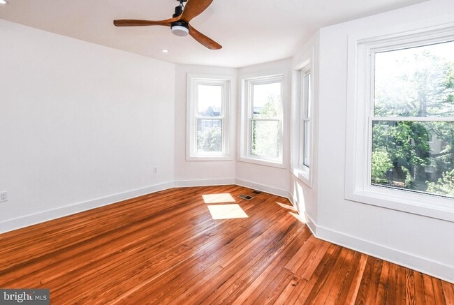 Building Photo - 104 R St NE