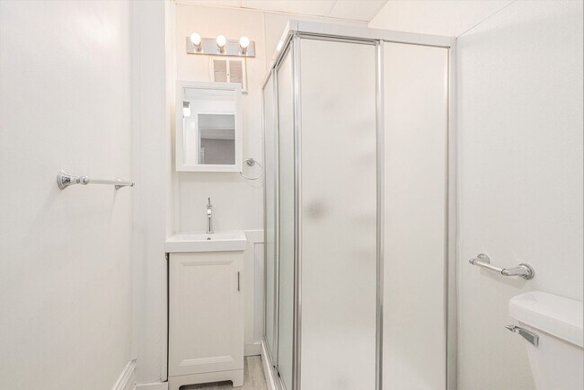 Building Photo - Charming 1-Bed/1-Bath Apartment – Newly Re...