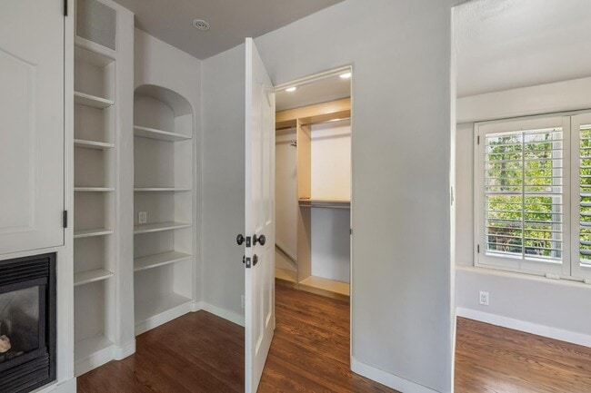 Building Photo - Mediterranean Beauty in Crescent Park – 5B...