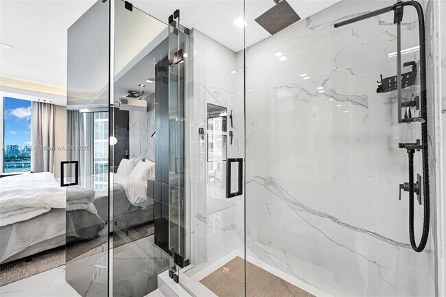 Building Photo - 1000 South Pointe Dr