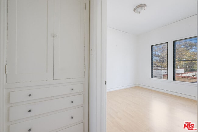 Building Photo - 805 N Poinsettia Pl