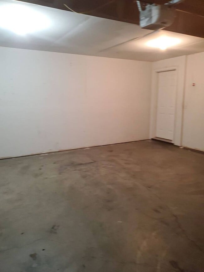 Building Photo - April Rent FREE - Double Car Garage & Fenced Yard