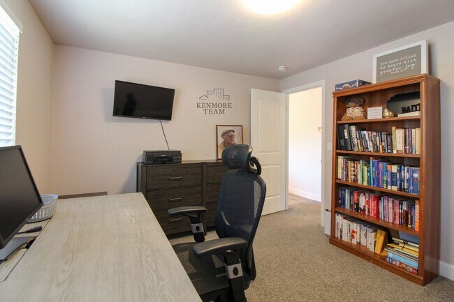 Building Photo - FURNISHED: 5 Bedroom, 2 Bath Home in Kennewick