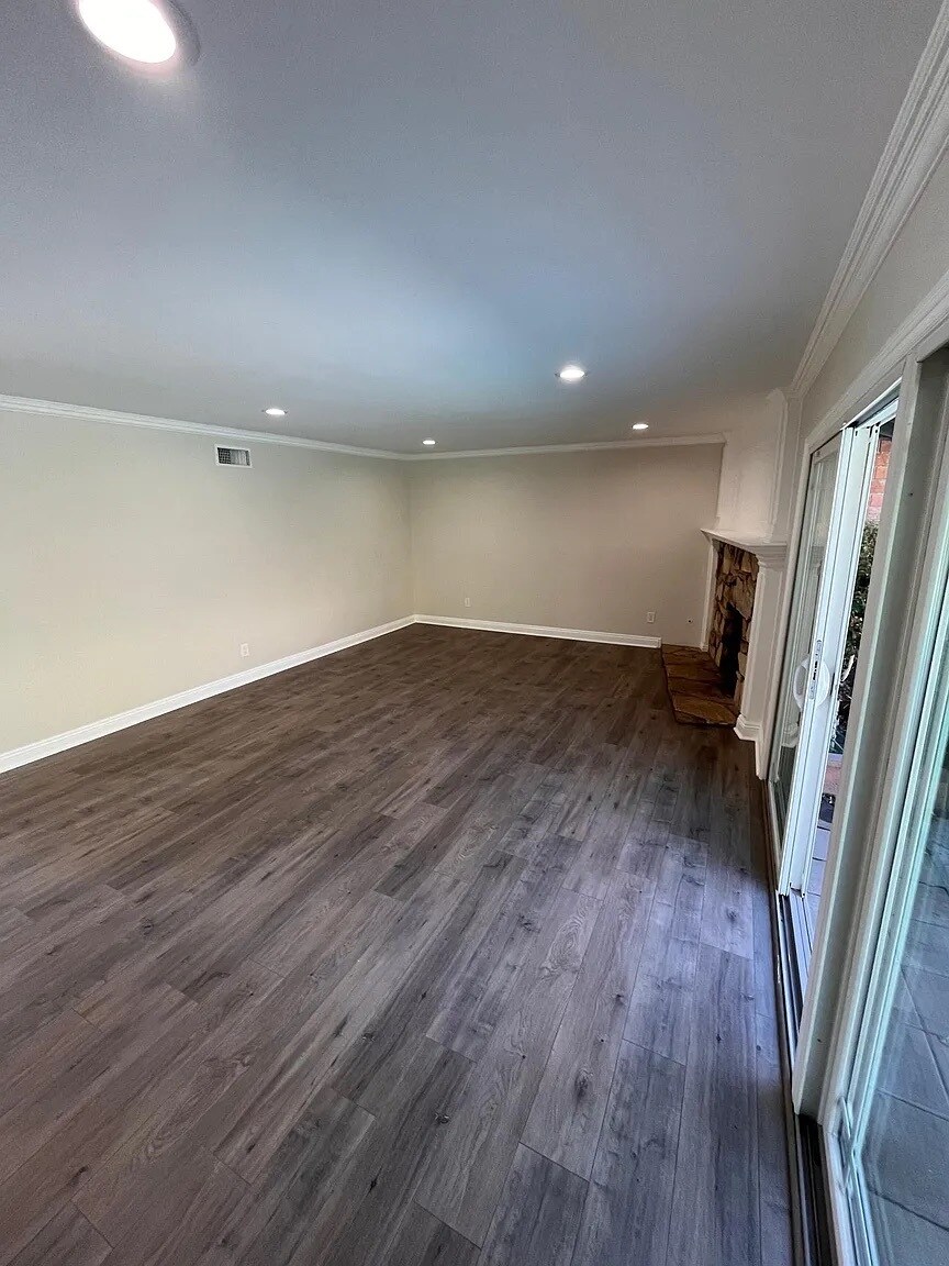 Building Photo - 8216 Glade Ave