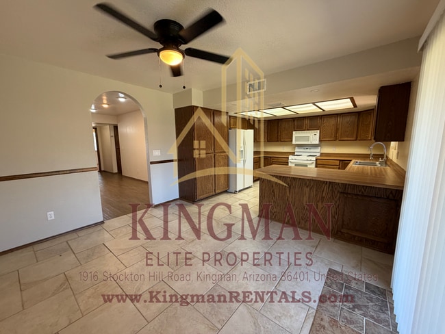 Building Photo - 3 Bedroom / 2 Bath Home with Courtyard Entry, Fireplace & Spacious Backyard