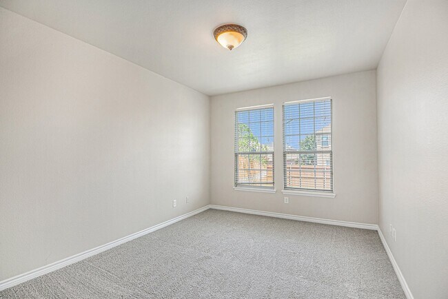 Building Photo - 605 Port Royale Way