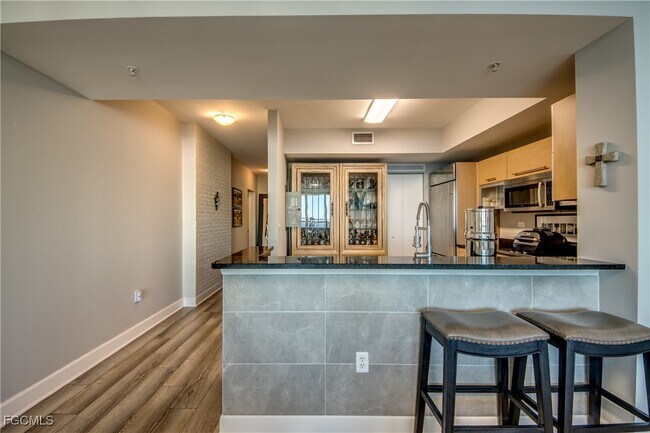 Building Photo - 3000 Oasis Grand Blvd