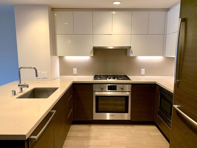 Building Photo - Insignia Condominium ~ Belltown/South Lake...