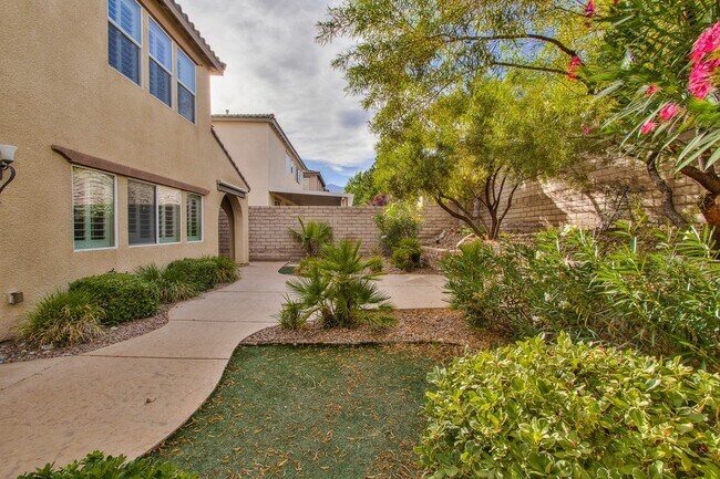 Building Photo - Summerlin Home with downstairs Bed/Bath & Large Patio with Courtyard!
