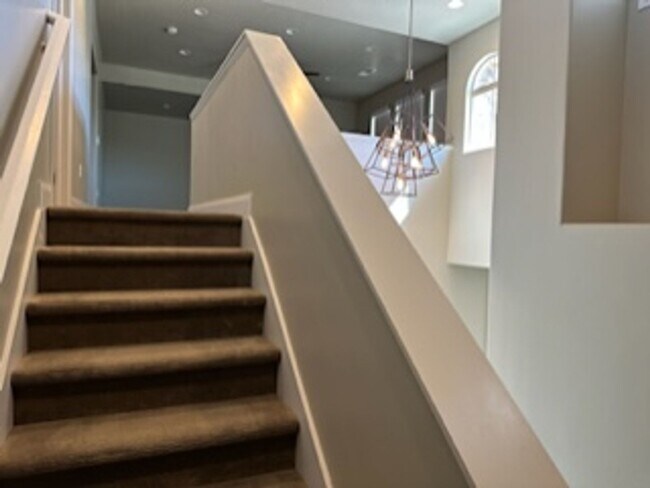 Building Photo - 4 Bedroom Condo With a Community Pool and ...