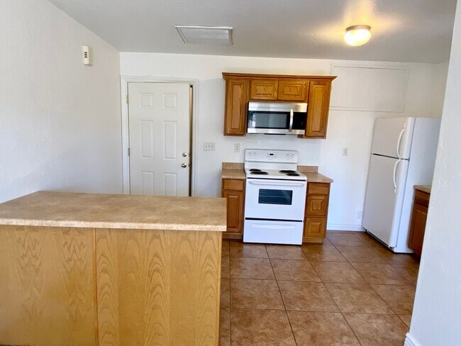 Building Photo - 1402 E Scarlet Dr