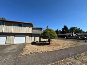 Building Photo - 3 Bedroom Duplex off Gilham Rd.