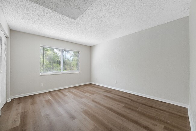 Building Photo - Newly Renovated 2 Bed-1 Bath Apartment wit...