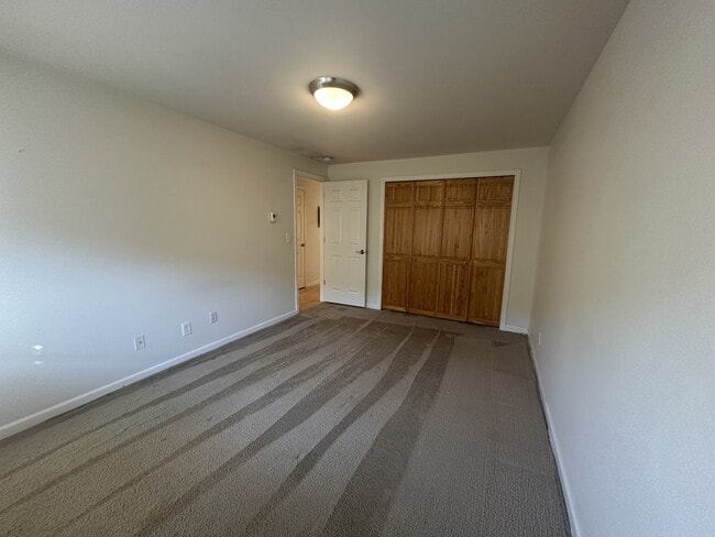 Building Photo - 415 Healy Ave S