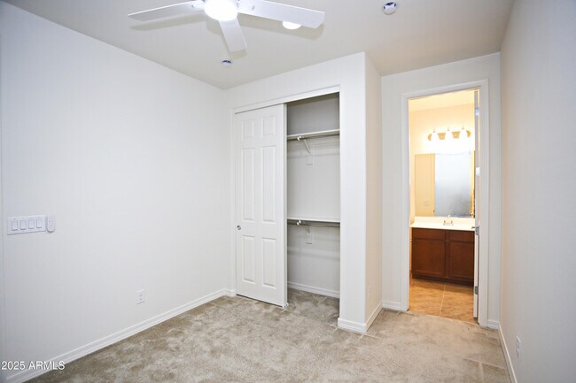 Building Photo - 879 W Finch Dr