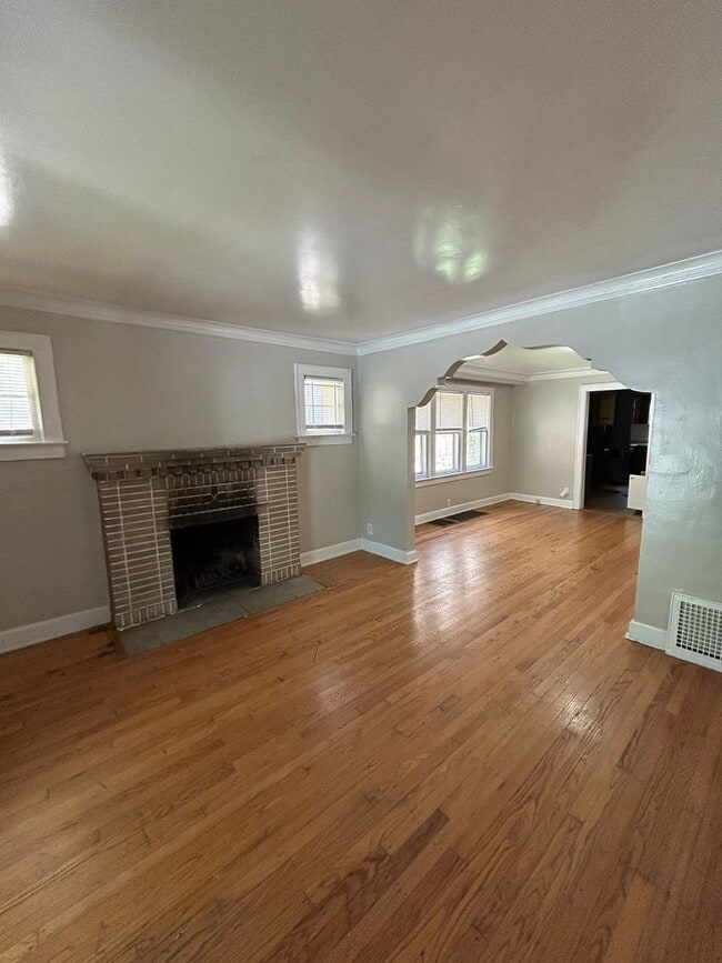 Building Photo - Charming 4-Bed Home with Fireplace & Hardw...