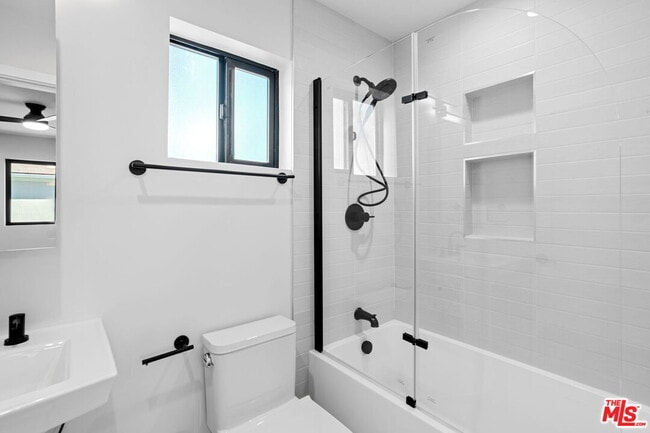 Building Photo - 1518 1/2 Stearns Dr