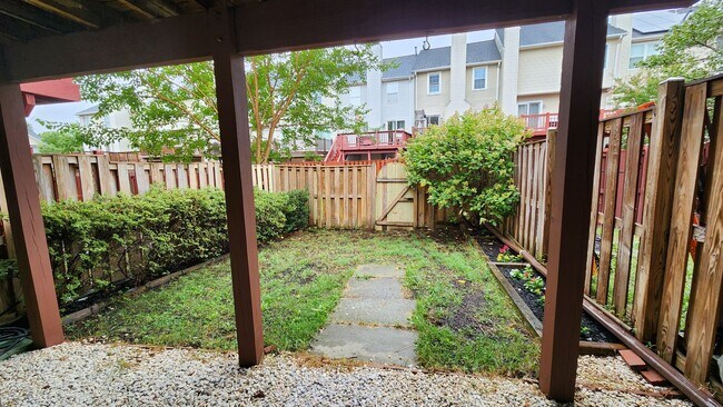 Building Photo - Kingstowne Townhome with Deck and Fenced Yard