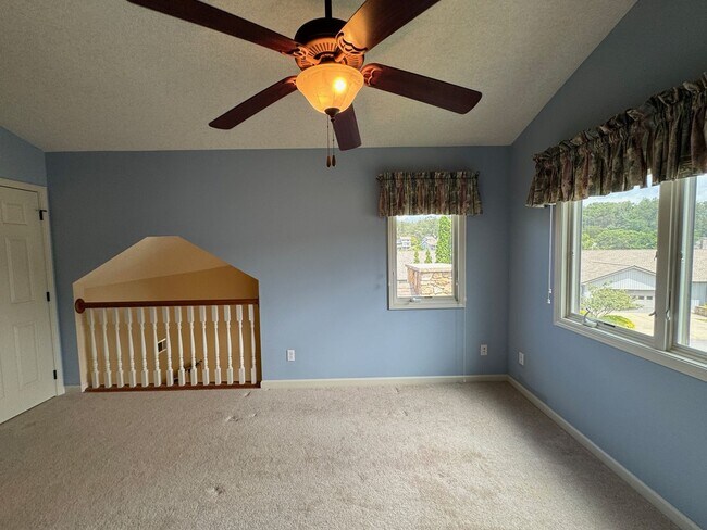 Building Photo - Weaverville - Well Kept Townhome with Flex Space