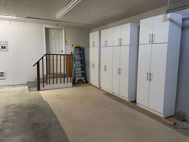 Building Photo - Sweeping Views of Cascade Valley