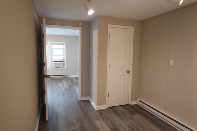 Building Photo - 549 S Gum St