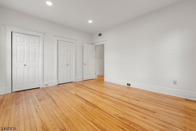 Building Photo - 39 Walnut St