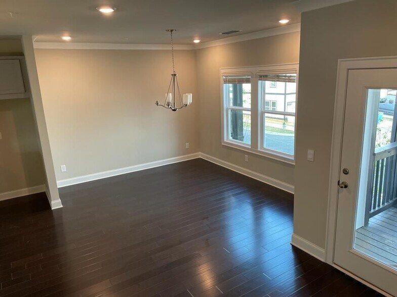 Building Photo - 1112 Knoxboro Ln