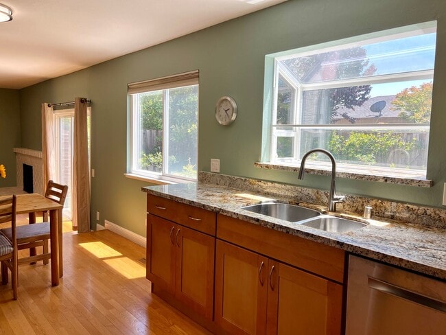 Building Photo - Largest of the very popular Kay floor plan...