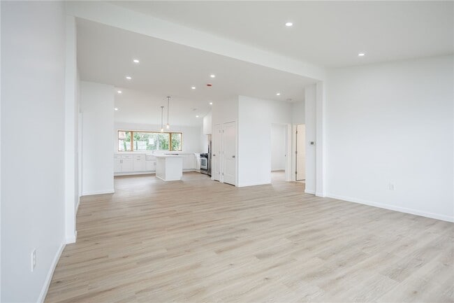 Building Photo - 200 Lakeshore Dr