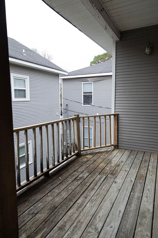 Building Photo - Spacious 2 Bedroom Walkable to Downtown