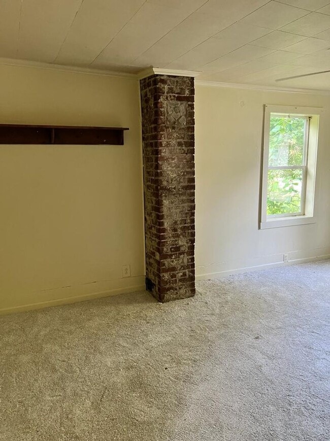 Building Photo - Beautiful 4 bedrooms house in a quiet little town