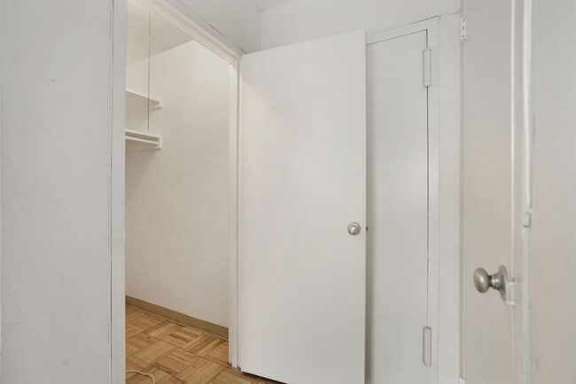 Building Photo - Charming & Bright Studio at River Place North