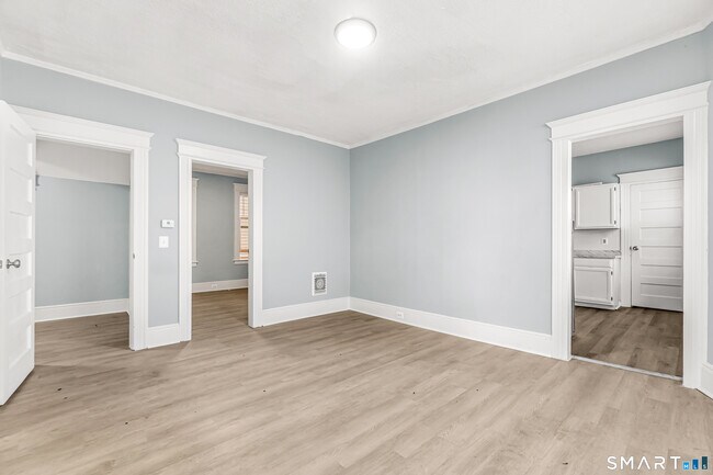 Building Photo - 105 Carleton Ave