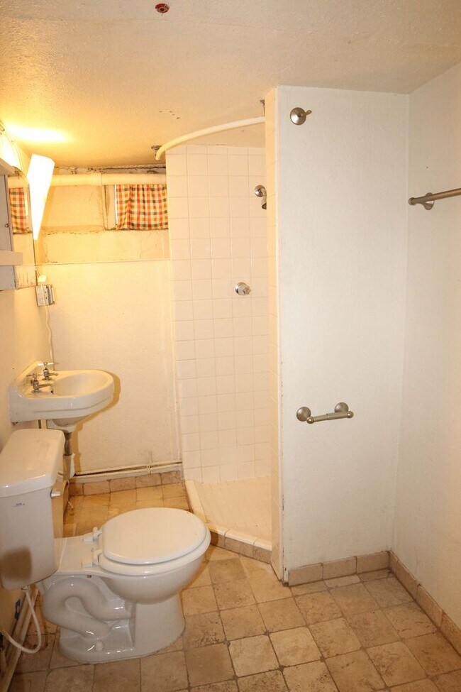 Building Photo - 318-320 W Myrtle