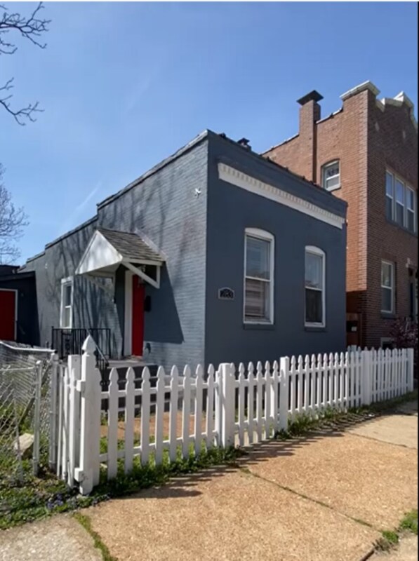 Building Photo - 2831 Iowa Ave