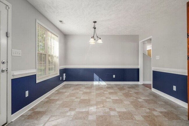 Building Photo - 4 Bedroom 2.5 Bath Home