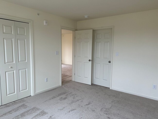 Building Photo - YEAR-ROUND RENTAL - 2 BED 2 BATH CONDO - U...